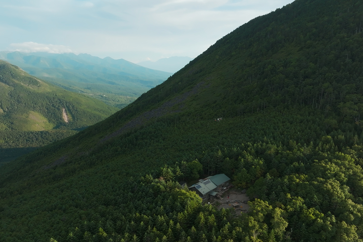 山荘周辺でのドローン荷上げの様子